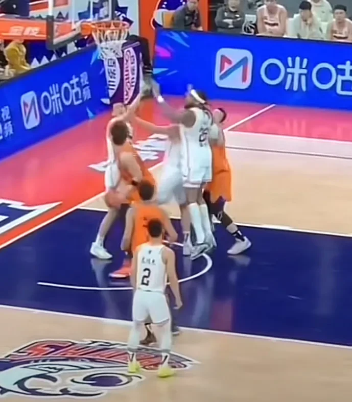 上海男篮击败强手,主场豪取关键胜利的简单介绍 上海男篮击败强手,主场豪取关键胜利的简单介绍