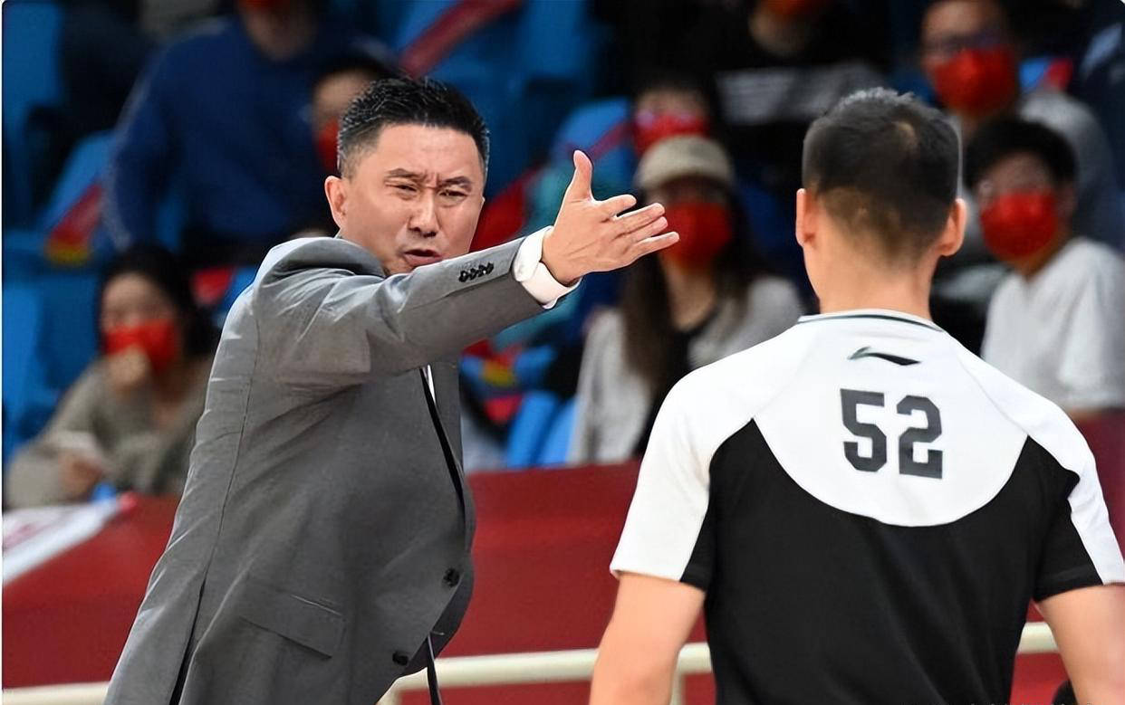 篮球教练发布线上训练课程，助球迷保持锻炼的简单介绍