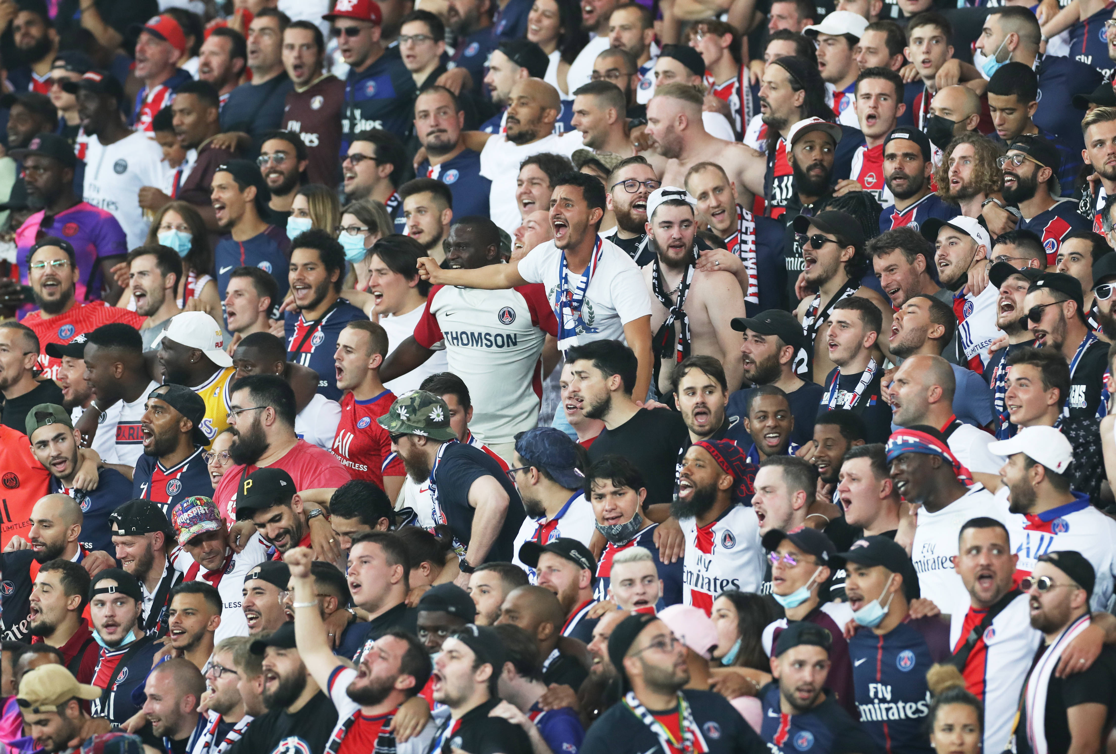 精彩的比赛场面让球迷们热血沸腾，情绪高涨的简单介绍