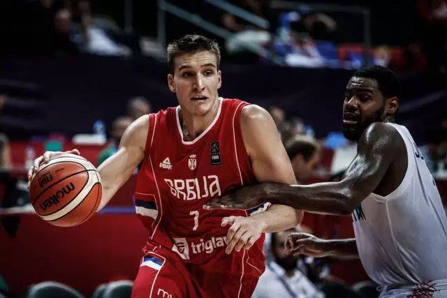 关于黑山队凭借团队合作，战胜对手取得胜利的信息