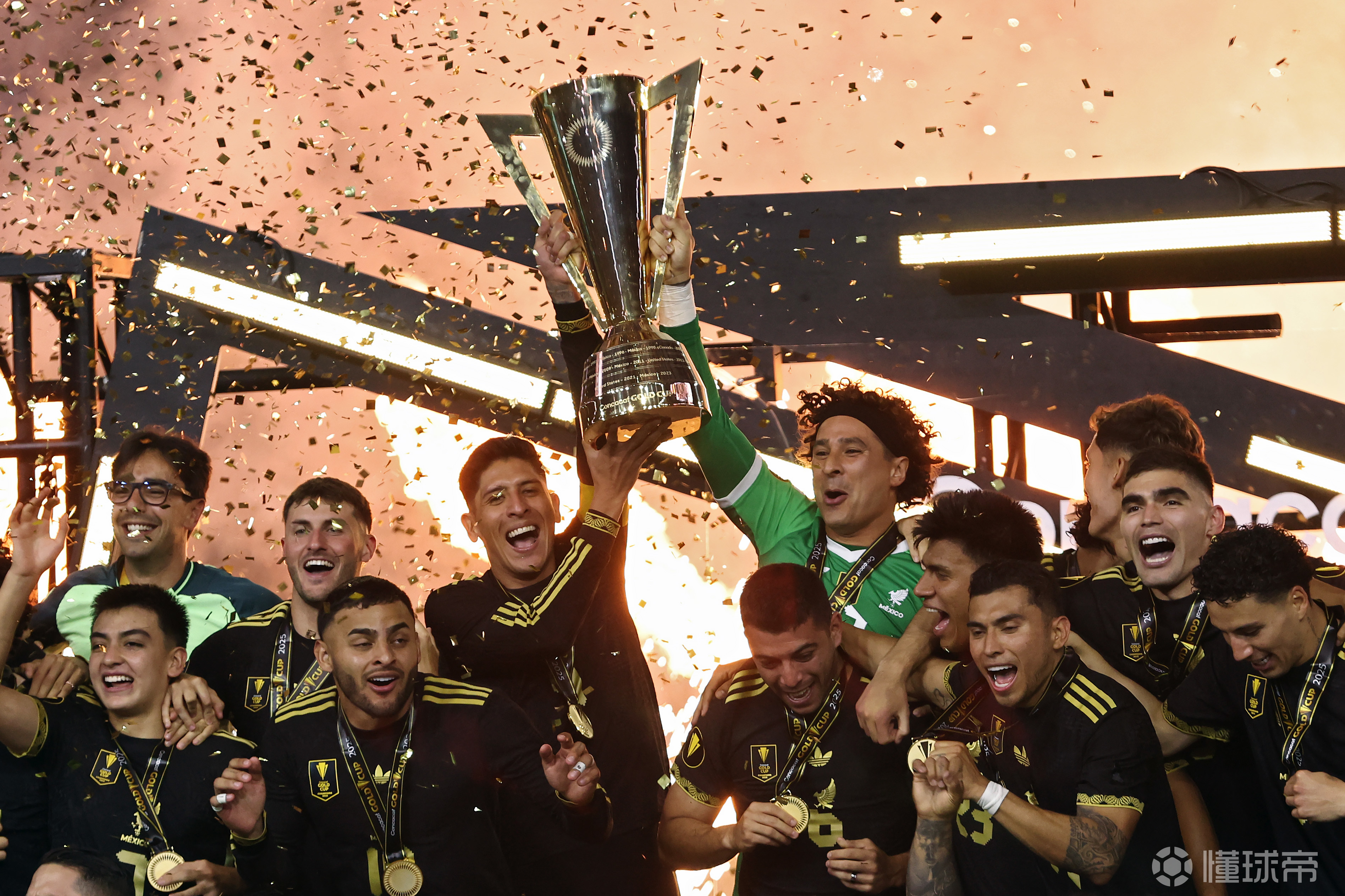 包含墨西哥逆转韩国，莱万点燃赛场的词条