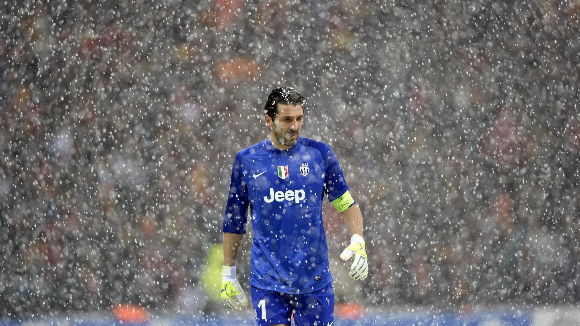 梅赛德斯险胜迈凯伦，汉密尔顿扛起全队，诠释领袖真义